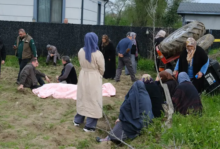 Devrilen traktörün sürücüsü hayatını kaybetti