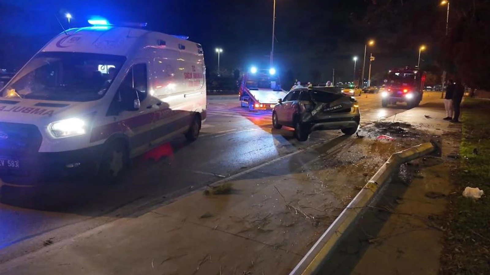 Kadıköy’de virajı alamayan sürücü, takla atıp elektrik direğini devirdi