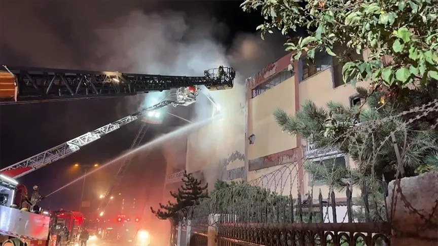 Başakşehir'de plastik atölyesinde çıkan yangına itfaiye ekipleri müdahale ediyor