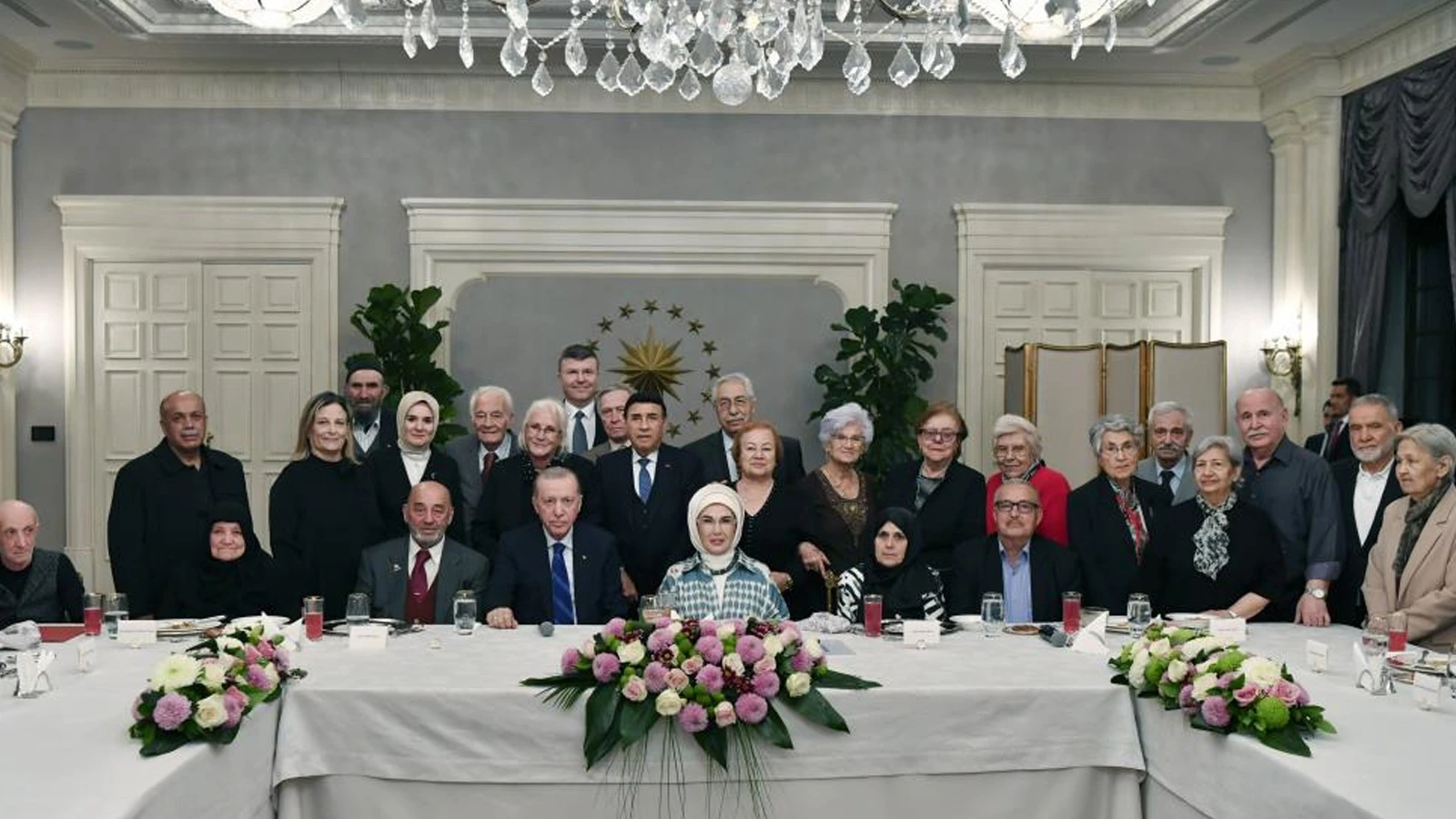 Erdoğan'dan eşi Emine Erdoğan'ın yaşlılarla iftarına sürpriz ziyaret
