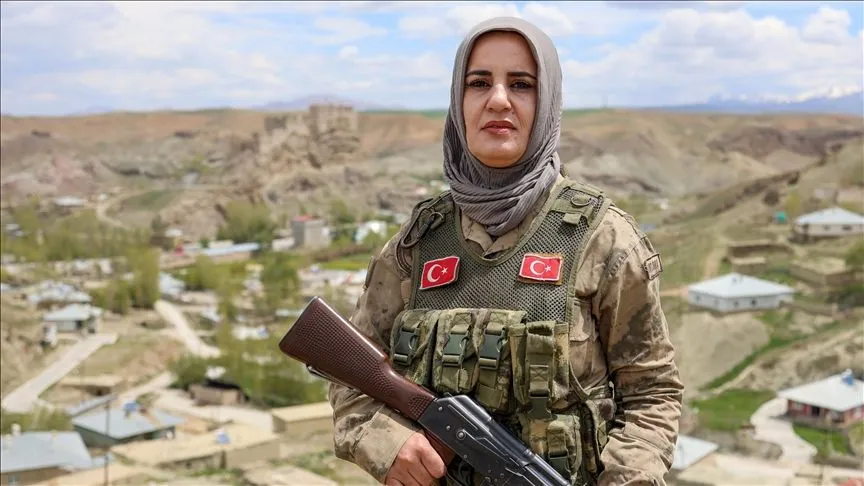 Güvenlik korucusu anne, silah arkadaşlarıyla vatan nöbetinde