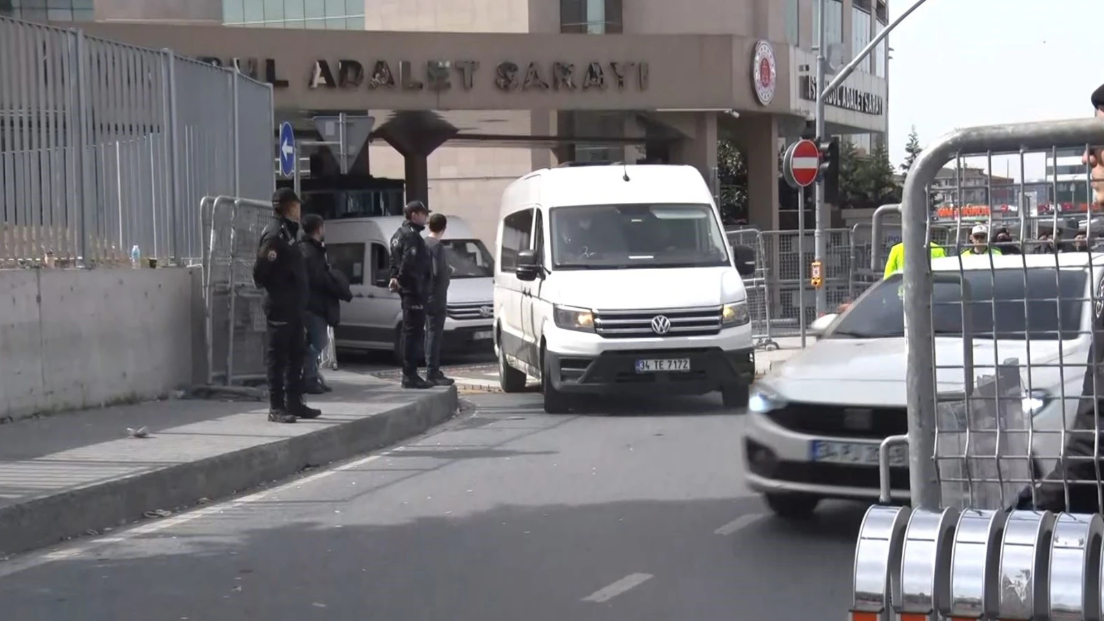 İBB'deki yolsuzluk ve terör soruşturmalarında tutuklanan şüpheliler cezaevine sevk edildi