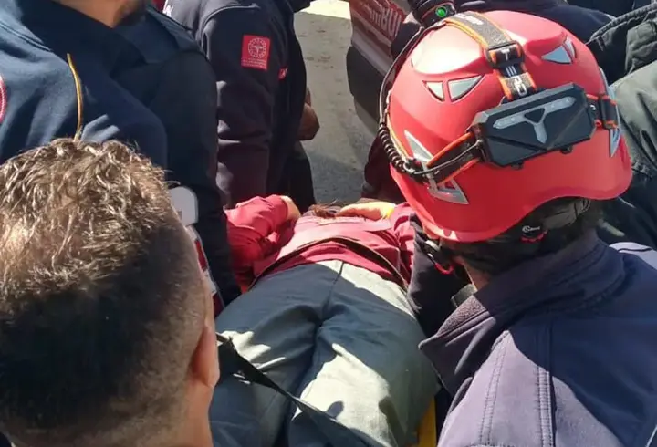 Yolcu treni servis minibüsüne çarptı; 17 öğrenci yaralandı