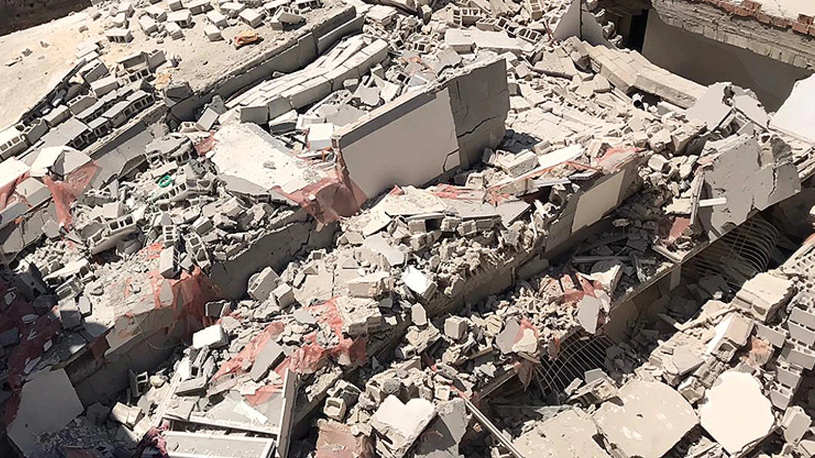 Lübnan'ın kuzeyinde 5 katlı bir bina çöktü