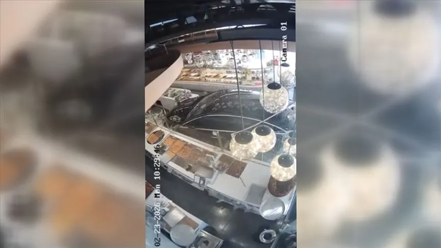 Başkentte kontrolden çıkan otomobil pastaneye girdi
