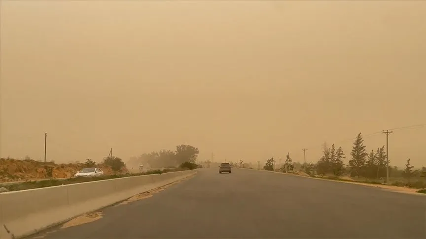 Libya’da kum fırtınası nedeniyle başkent Trablus ve birçok kentte eğitime ara verildi 