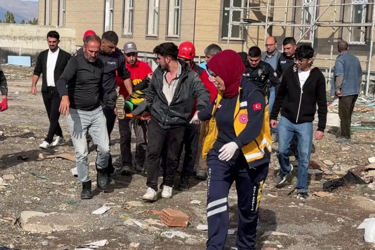 Erzurum'da İş Kazası: Asansör Kurarken 4 Kat Yüksekliğinden Düşüp Ağır Yaralandı