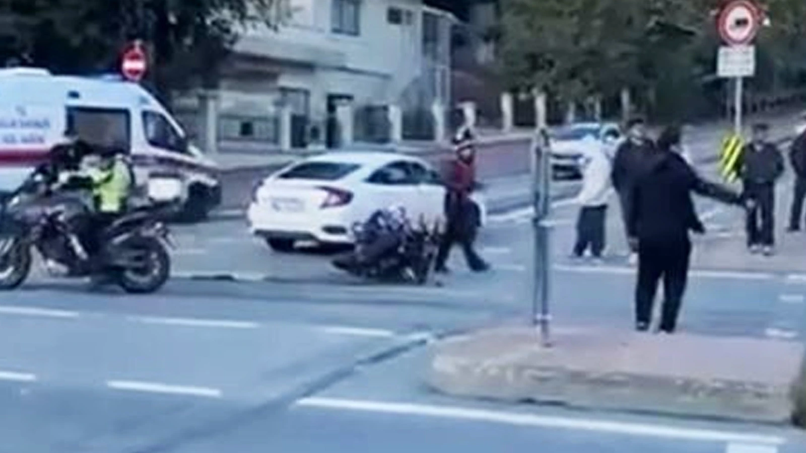 Beyoğlu’nda Otomobil Motosikletle Çarpıştı: 1 Yaralı