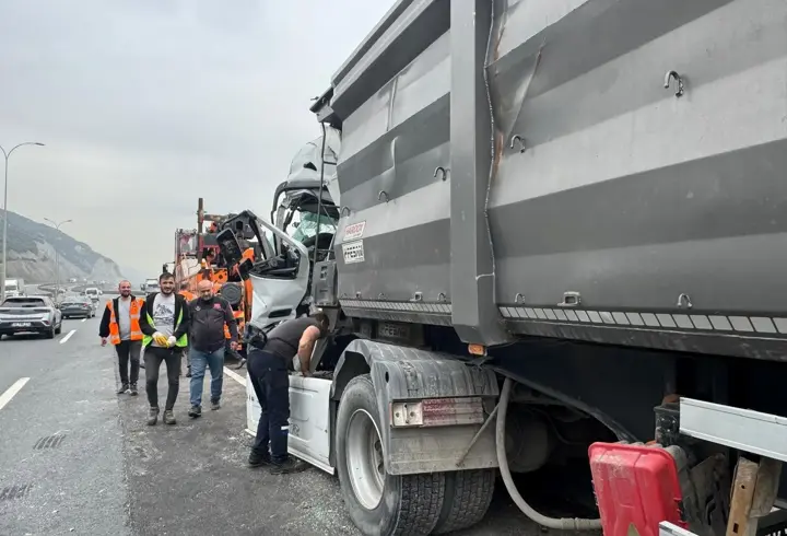 TEM Otoyolu'nda 4 TIR, zincirleme kazaya karıştı