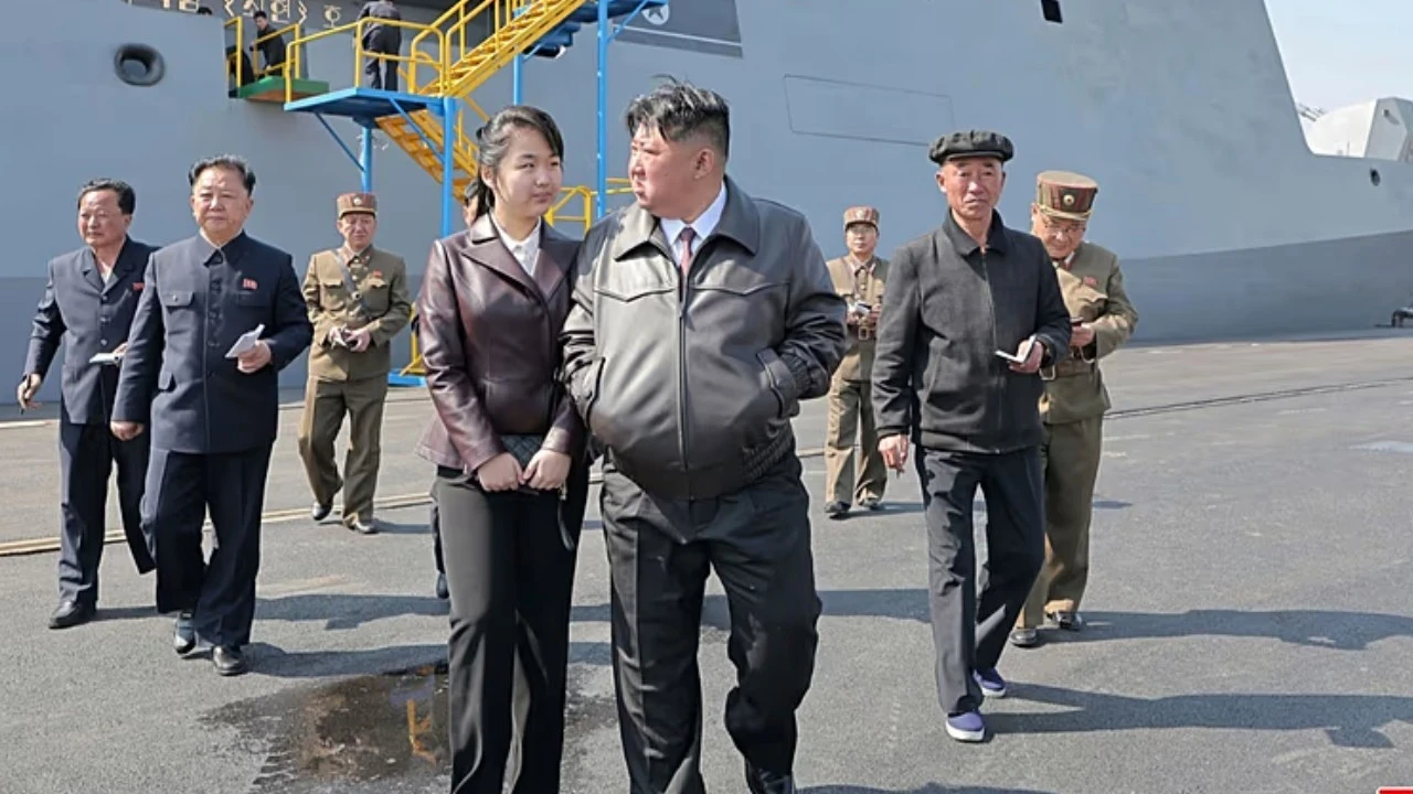 Kuzey Kore’den gözdağı: Kim, kızı ile birlikte füze denedi