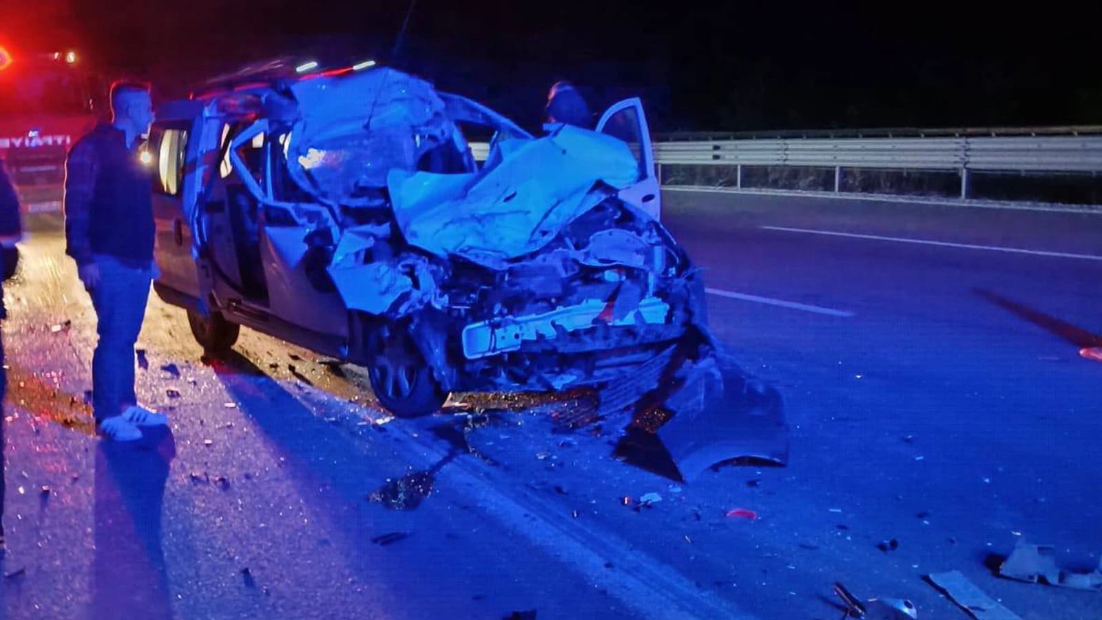 Tıra arkadan çarpan araç kağıt gibi ezildi: 1 ölü, 3 yaralı
