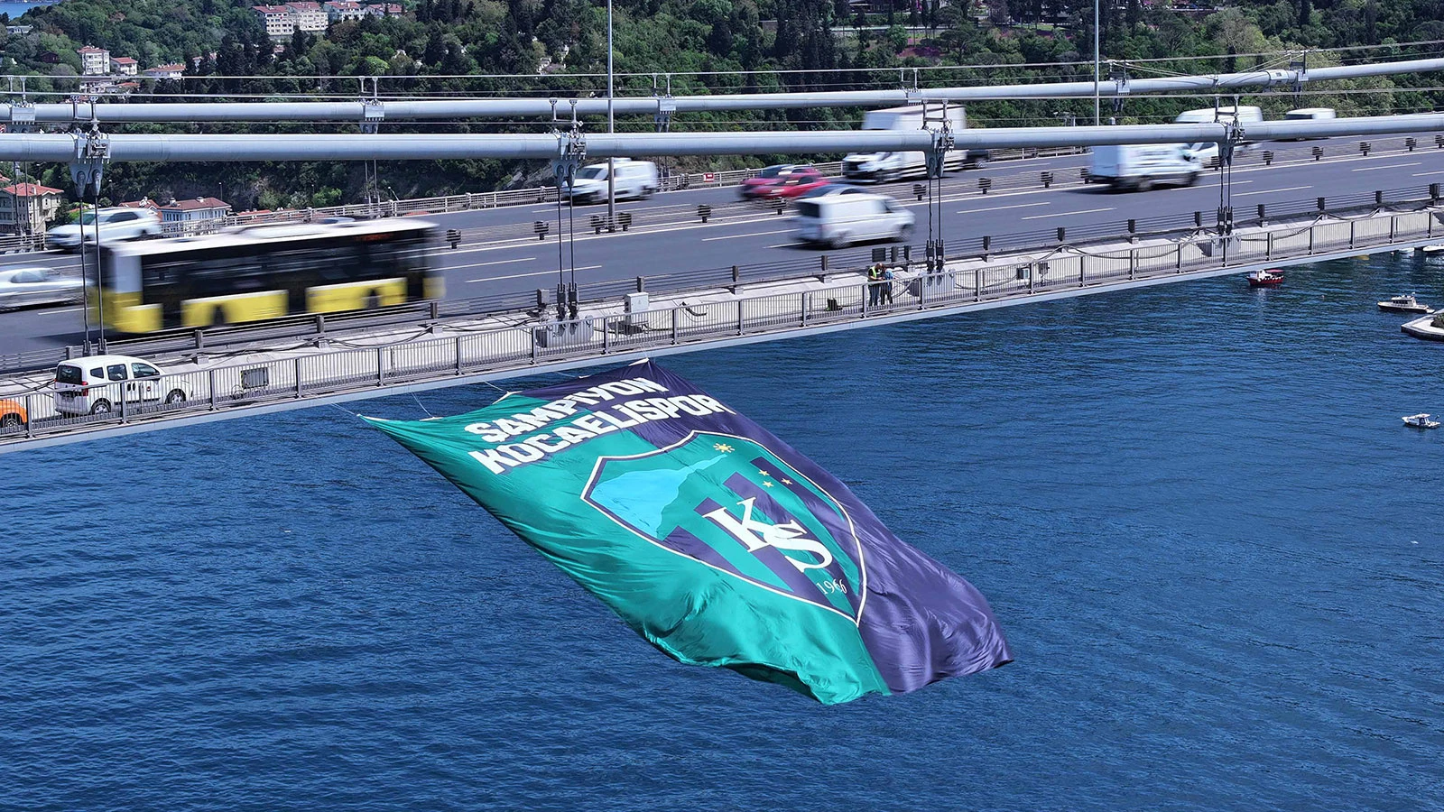 Kocaelispor bayrağı, İstanbul Boğazı’nda dalgalandı