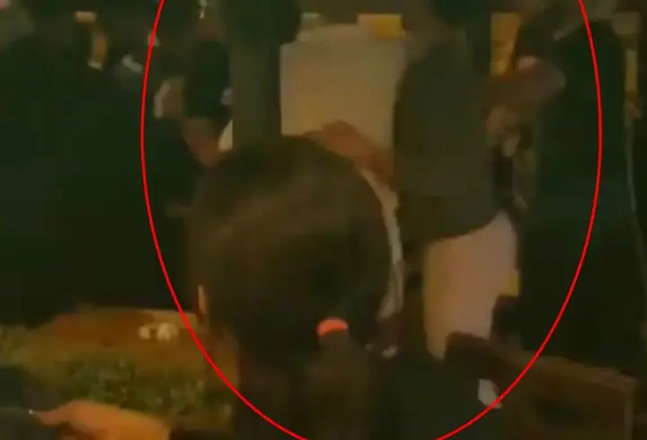 Eğlence mekanındaki tekmeli ve yumruklu 'yan bakma' kavgası kamerada
