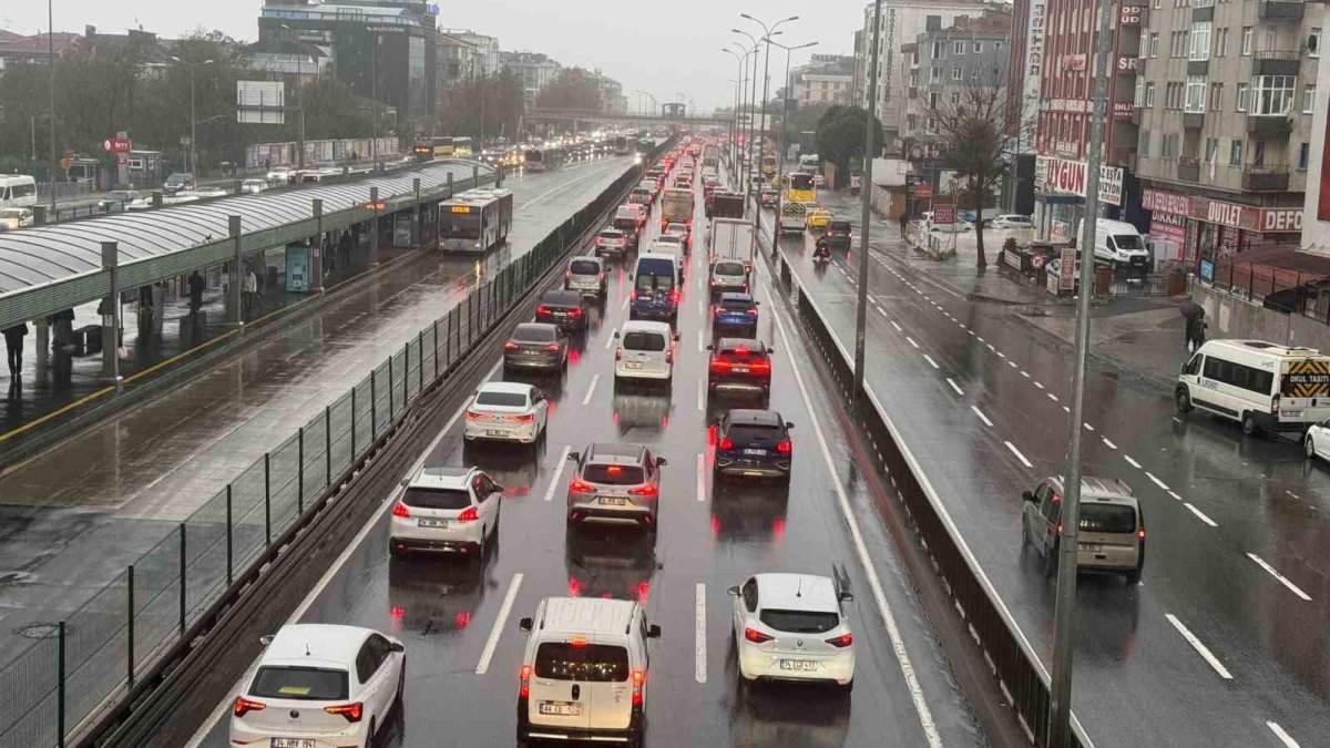 İstanbul’da Trafik Yoğunluğu Oluştu, Vatandaşlar Zor Anlar Yaşadı