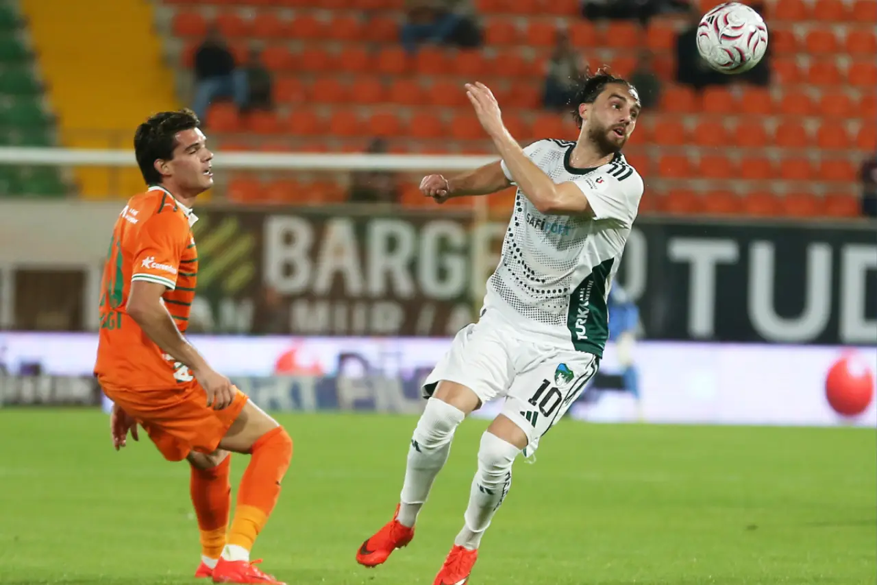 Süper Lig'de 9. Haftanın Açılış Maçında Kocaelispor, Alanyaspor'u 2-1 Yendi