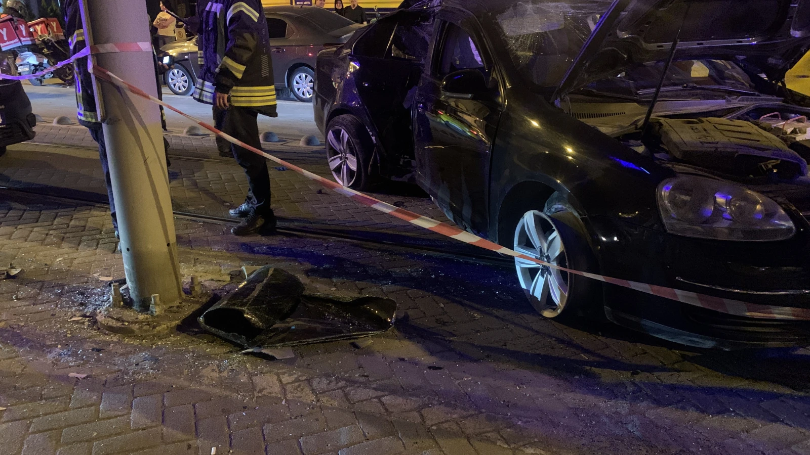 Kocaeli'de alkollü sürücü tramvay yoluna çıktı: İki yaralı