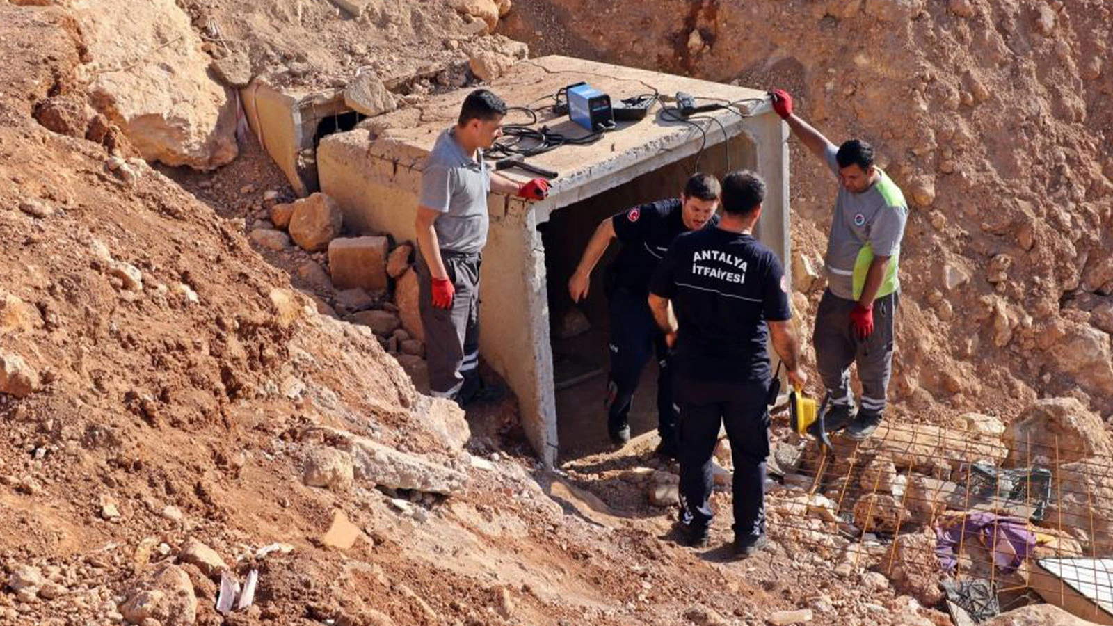 Adres Antalya: Tünelde 21 çocuk ihbarı ekipleri alarma geçirdi