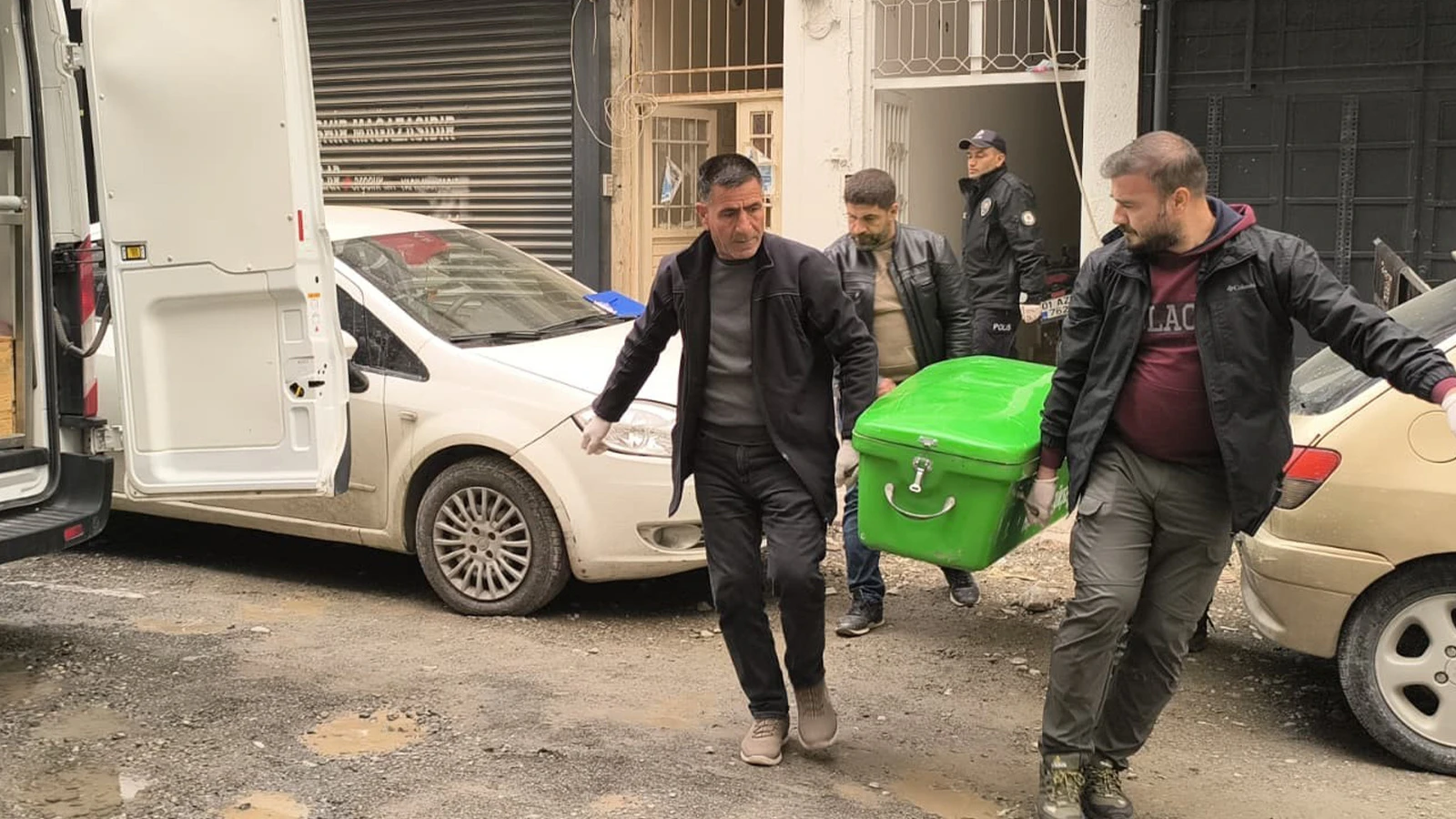 Yaşlı adam yalnız yaşadığı evde bıçaklanarak öldürüldü