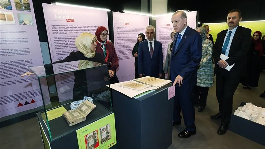 Cumhurbaşkanı Erdoğan "Saklı Kalanlar" sergisini ziyaret etti
