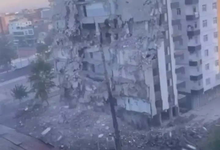 Diyarbakır’da ağır hasarlı 8 katlı bina, yıkım sırasında çöktü