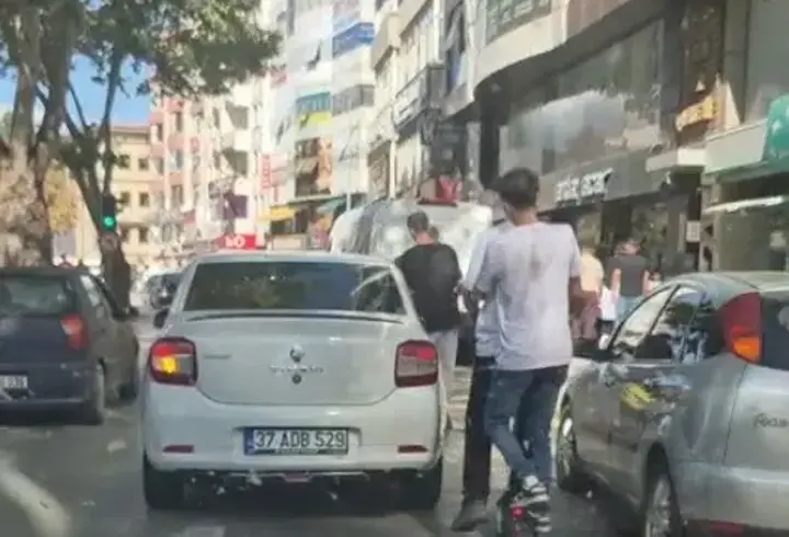Çocukların skuter ile tehlikeli yolculuğu kamerada