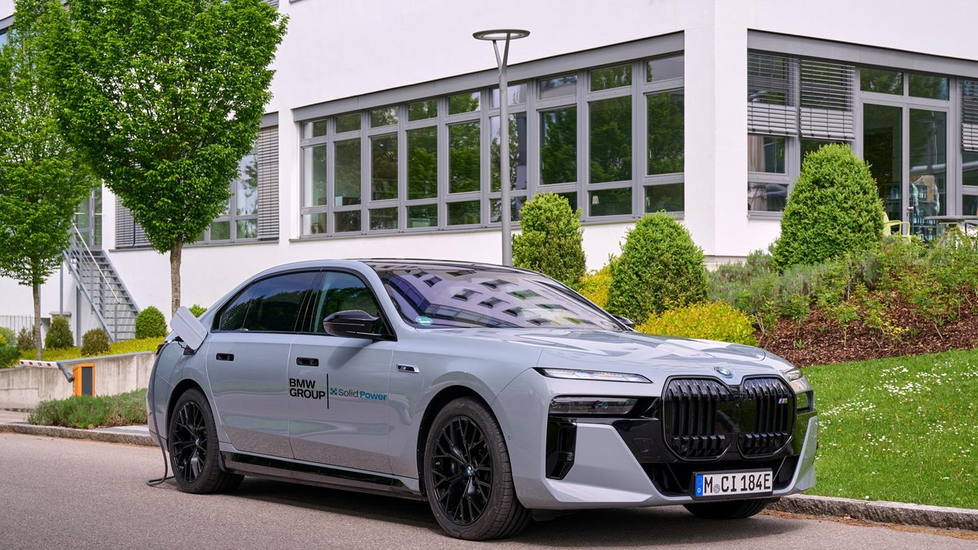 BMW, daha yüksek menzil için katı hal batarya testlerine başladı