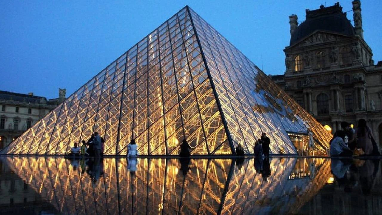 Önce Soygun, Şimdi Kapanma Tehlikesi: Louvre'da Neler Oluyor?