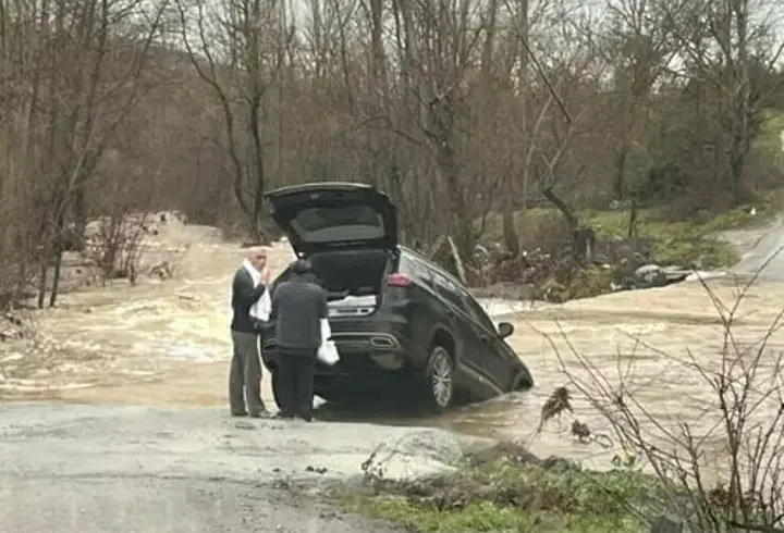 Çanakkale’de sağanak nedeniyle köy yolu kapandı, otomobil suya kapıldı