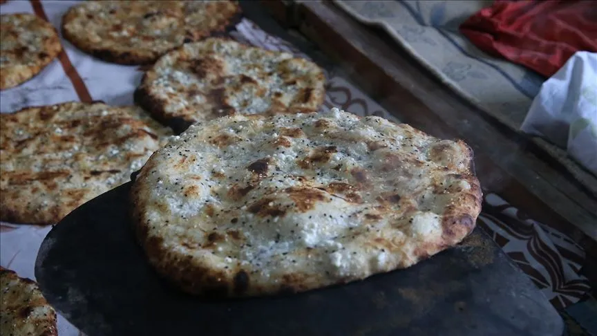 Tokat'ın Artova ilçesindeki evlerde "bayram çöreği" geleneği yaşatılıyor