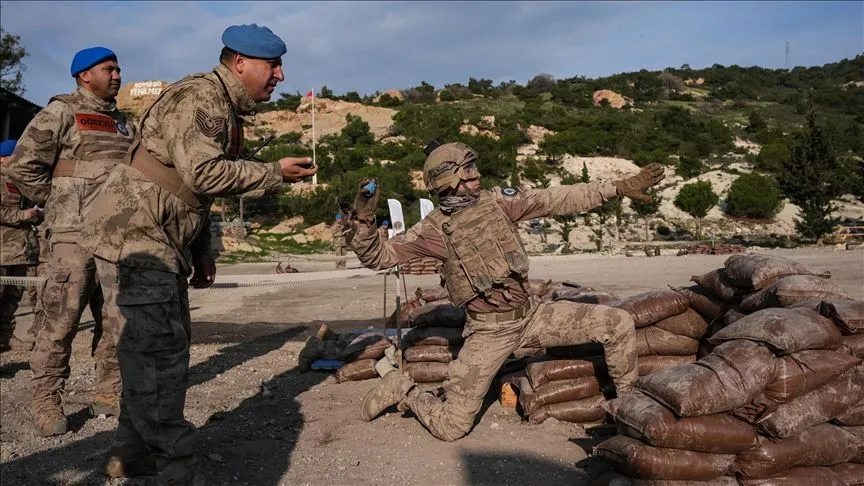 Jandarma komandolar, İzmir'de gerçekleştirilen "Savaşçı Yarışması"nda mücadele ediyor